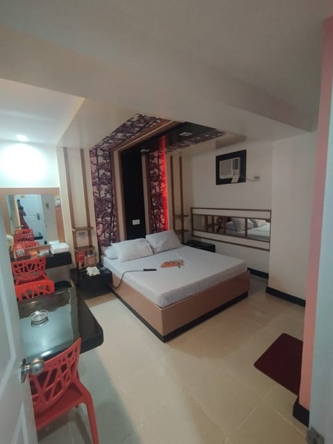 Executive Room, 1 Queen Bed | Desk, iron/ironing board, free WiFi, bed sheets