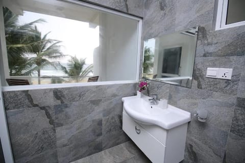 Deluxe Double Room, Sea View | Bathroom | Hair dryer