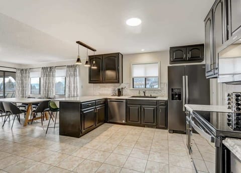 Discover a fully equipped kitchen at Evergreen Luxe, ready for you to cook your favorite recipes. Enjoy the pleasure of preparing meals and relish them in the inviting dining area for a complete culinary experience.