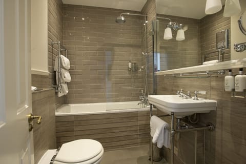 Standard Double Room | Bathroom | Free toiletries, hair dryer, towels