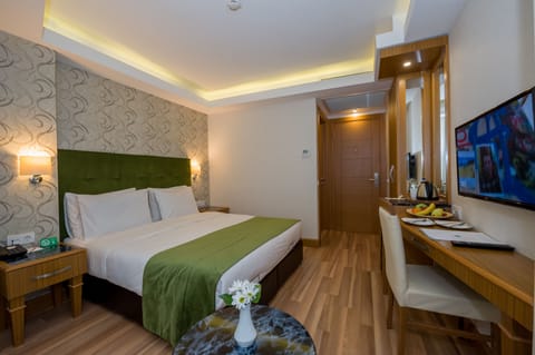Standard Room, 1 Double or 2 Twin Beds | Premium bedding, minibar, in-room safe, desk