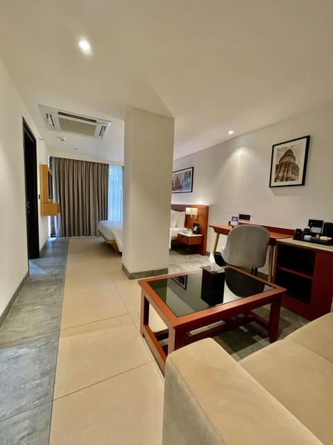 Premium Room, 1 Queen Bed, Non Smoking | In-room safe, desk, soundproofing, iron/ironing board