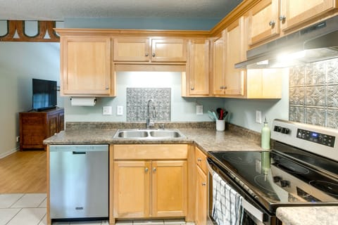 House (3 Bedrooms) | Private kitchen | Microwave, oven, stovetop, dishwasher