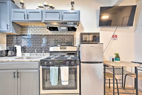 Apartment (0 Bedroom) | Private kitchen | Microwave, oven, stovetop, coffee grinder