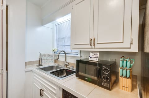 Apartment (2 Bedrooms) | Private kitchen | Microwave, oven, stovetop, dishwasher