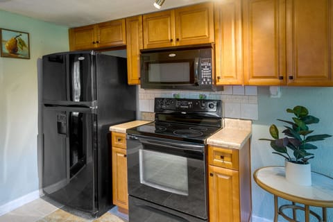 House (3 Bedrooms) | Private kitchen | Microwave, oven, stovetop, dishwasher