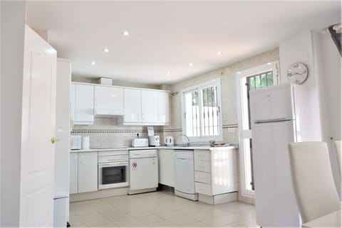 Family House, 4 Bedrooms | Private kitchen | Full-size fridge, microwave, oven, stovetop