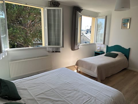 Comfort Triple Room | Desk, soundproofing, free WiFi, bed sheets