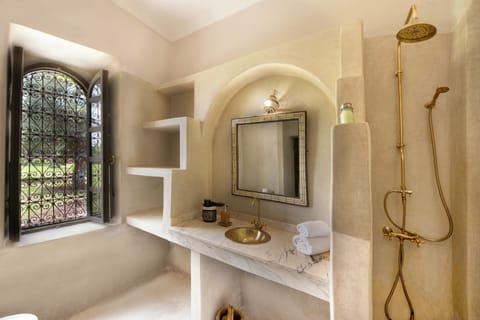 Deluxe Room | Bathroom | Towels