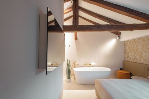 Romantic Double Room | Deep soaking bathtub