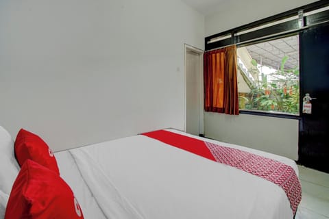 Standard Double Room | Desk, free WiFi, bed sheets