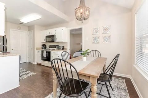 Seating for 6 with bench seat