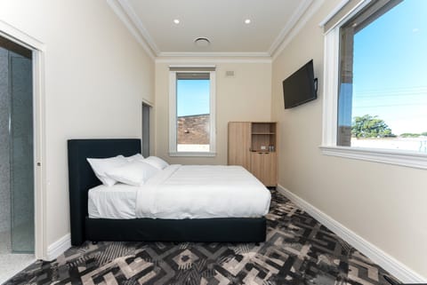 Queen Ensuite with Balcony | Pillowtop beds, free WiFi, bed sheets