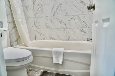 Combined shower/tub, free toiletries, towels