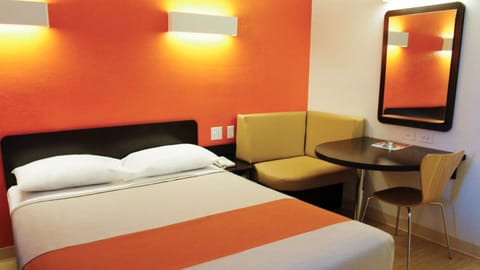 Standard Room, 1 King Bed, Non Smoking | In-room safe, free WiFi, bed sheets