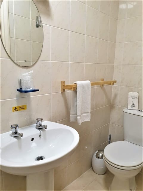 Single Room | Bathroom | Free toiletries, hair dryer