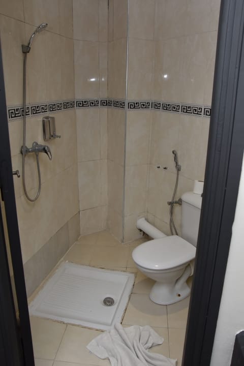 Classic Twin Room | Bathroom | Shower, rainfall showerhead, free toiletries, hair dryer