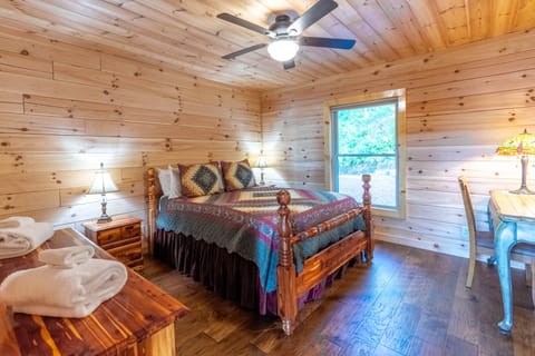 Bedroom - Bedroom with queen bed