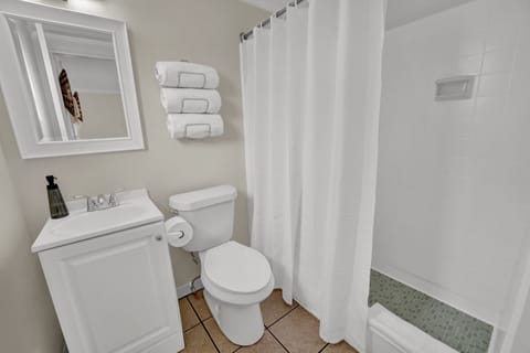 Double Room | Bathroom | Free toiletries