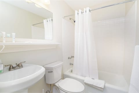 Deluxe Studio Suite | Bathroom