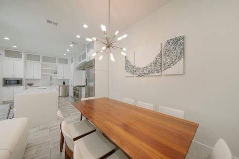 White Sands - Destiny by the Sea Luxury Vacation Rental Beach House with Private Pool, Rooftop Deck, and Game Room in Gated Community Destin, Florida - Five Star Properties Destin/30A