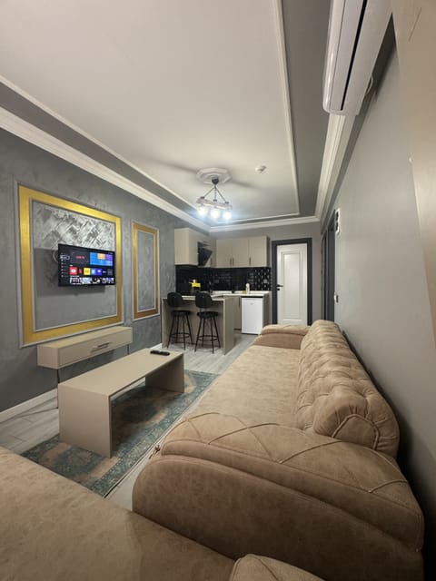 Deluxe Twin Room | Living area | 32-inch Smart TV with satellite channels, Netflix, heated floors