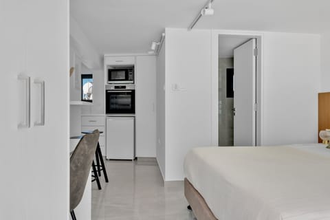 Luxury Studio | In-room safe, blackout drapes, iron/ironing board, free WiFi