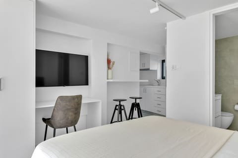 Luxury Studio | In-room safe, blackout drapes, iron/ironing board, free WiFi