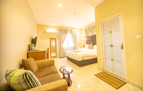 Deluxe Room | In-room safe, individually decorated, individually furnished, desk