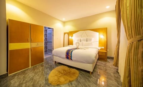 Luxury Room | In-room safe, individually decorated, individually furnished, desk