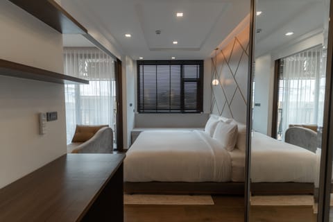 Premier Room, 1 King Bed | Hypo-allergenic bedding, minibar, in-room safe, desk