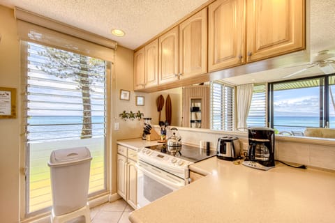 Suite, 1 Bedroom (1 King Bed) | Private kitchen