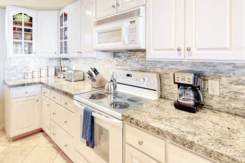 Condo, 2 Bedrooms | Private kitchen