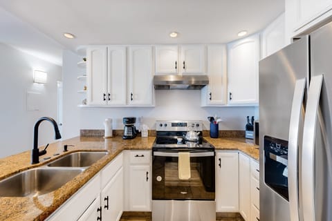 Condo, 2 Bedrooms | Private kitchen