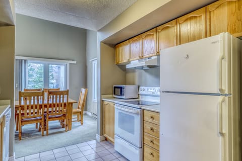 Condo, 3 Bedrooms | Private kitchen