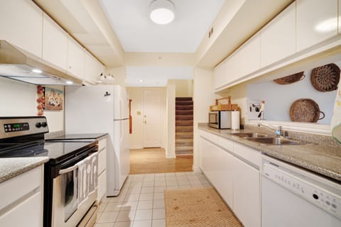 Condo, 2 Bedrooms | Private kitchen