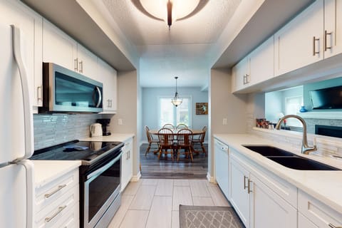 Condo, 3 Bedrooms (Deluxe) | Private kitchen