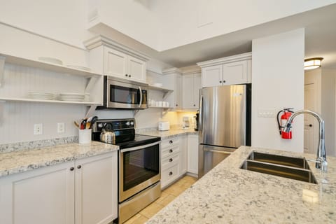 Townhome, 2 Bedrooms | Private kitchen