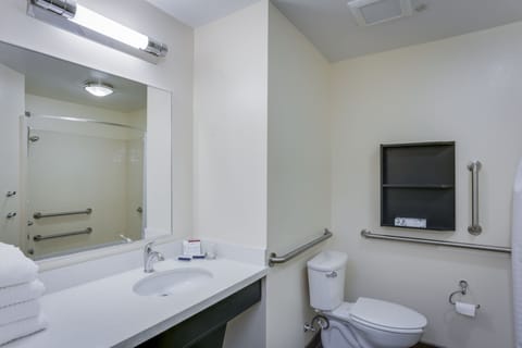 Studio Suite, 2 Queen Beds, Accessible (Comm, Mobil Tub) | Bathroom | Deep soaking tub, hair dryer, towels
