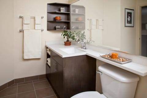 Studio Suite, 1 Queen Bed, Kitchen | Bathroom | Deep soaking tub, hair dryer, towels
