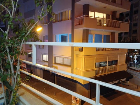 Business Shared Dormitory | Individually decorated, laptop workspace, free WiFi, bed sheets