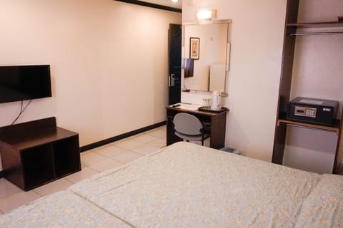 Deluxe Triple Room | In-room safe, desk, free WiFi, bed sheets