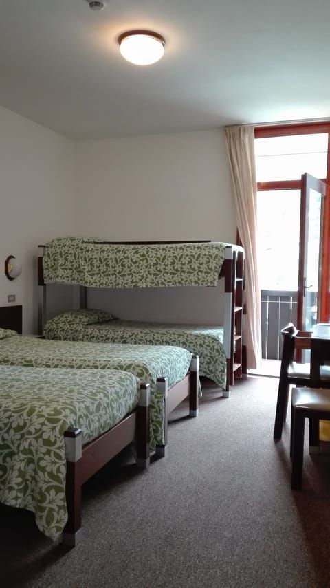 Quadruple Room | In-room safe, desk, travel crib, free WiFi