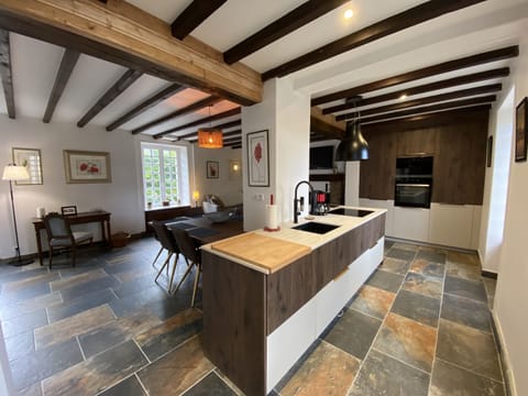 Deluxe Cottage, Private Bathroom | Private kitchen