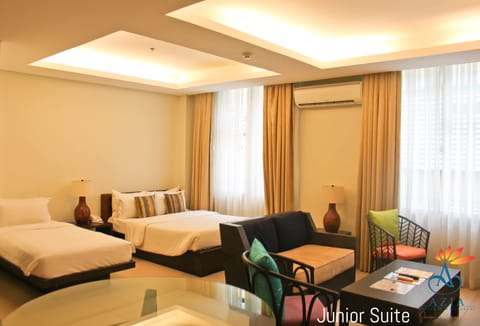 Junior Suite | Premium bedding, in-room safe, desk, rollaway beds