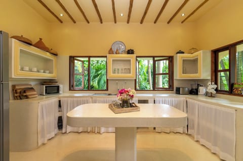 Comfort Villa | Private kitchen | Full-size fridge, microwave, oven, cookware/dishes/utensils