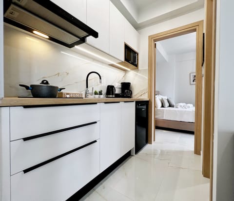 Deluxe Apartment | Private kitchen | Fridge, microwave, stovetop, electric kettle