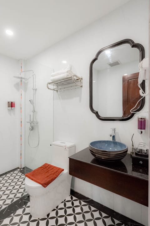 Classic Quadruple Room | Bathroom | Free toiletries, hair dryer, bathrobes, slippers