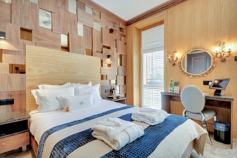 Double Room | Minibar, in-room safe, desk, iron/ironing board