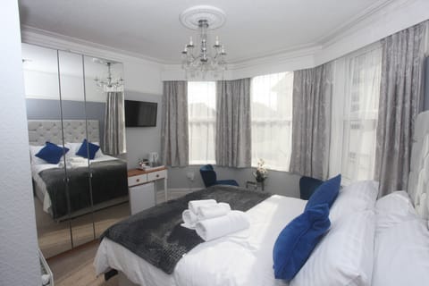 Deluxe Double Room, Ensuite (large with king size bed)